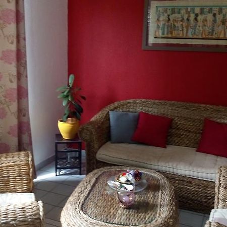 Chambre D'Hote A 5Mn De L'Aeroport 萨莱比梅 外观 照片